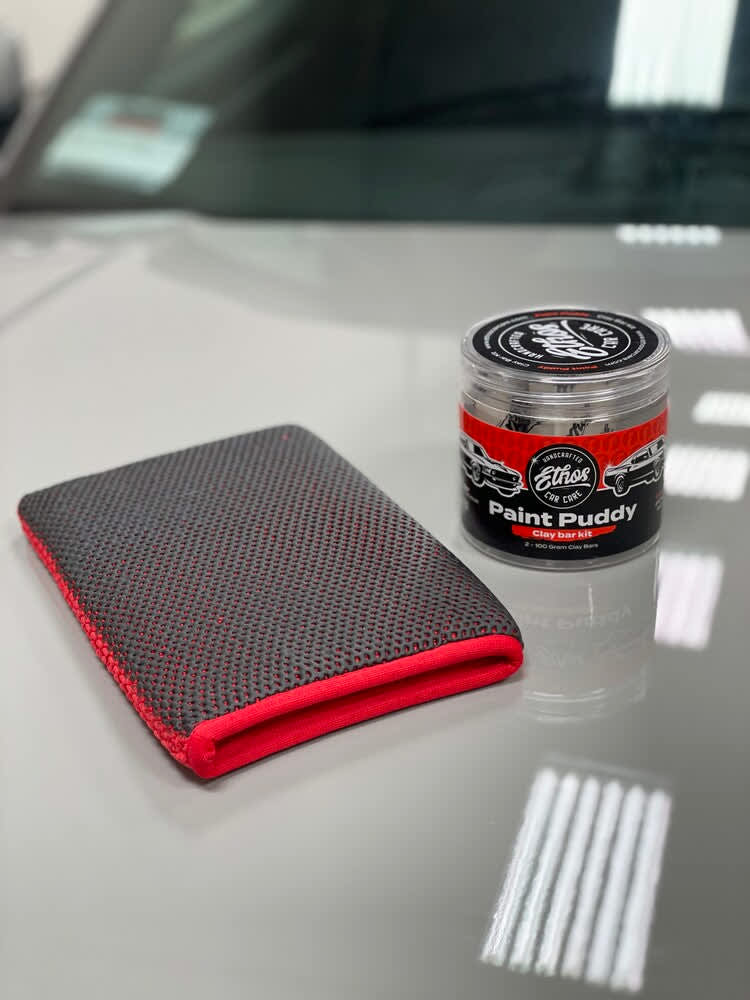Gant clay de decontamination carrosserie